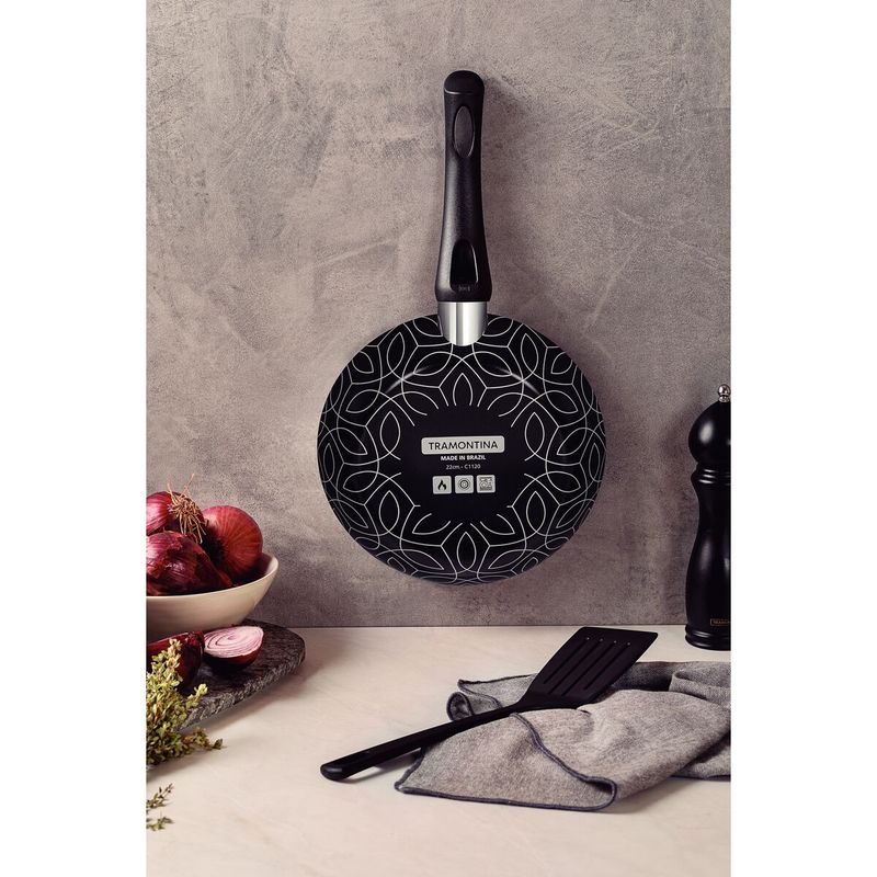 Sartén Tramontina Paris en Aluminio con Revestimiento Interno con Antiadherente Starflon Max y Externo Siliconado Negro con Espátula de 22 cm 1